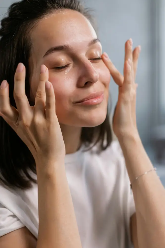 un portrait de femme se massant le visage