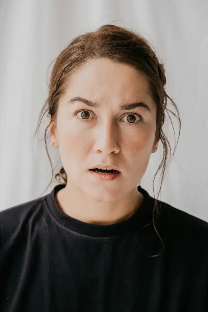 portrait d'une jeune femme fatiguée